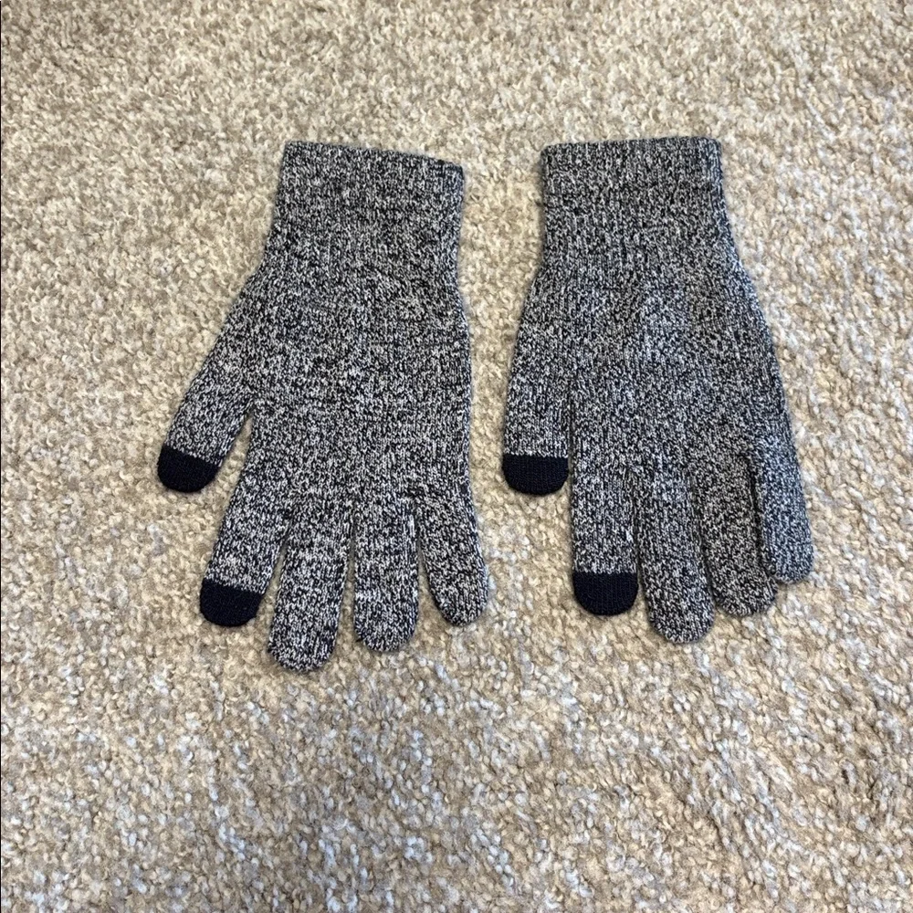 Nordstrom Gray and Black knit Gloves one size nwot w/ tech fingers!